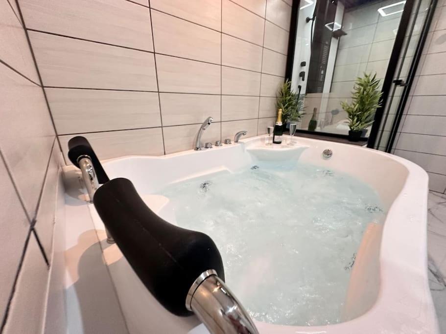 E Servagnat T3 Luxe Avec Sauna Jacuzzi Et Hammam Еперне Екстер'єр фото