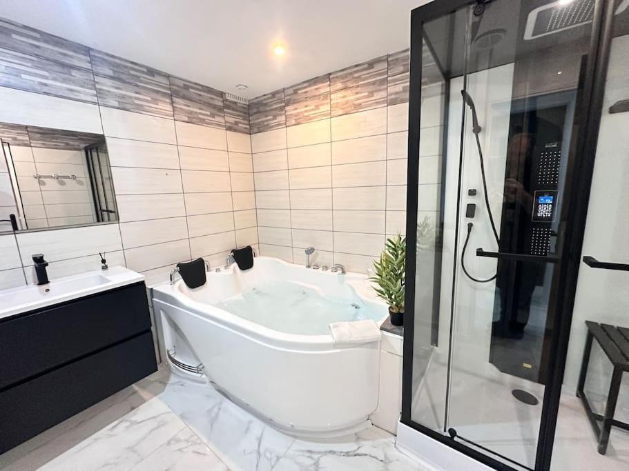 E Servagnat T3 Luxe Avec Sauna Jacuzzi Et Hammam Еперне Екстер'єр фото