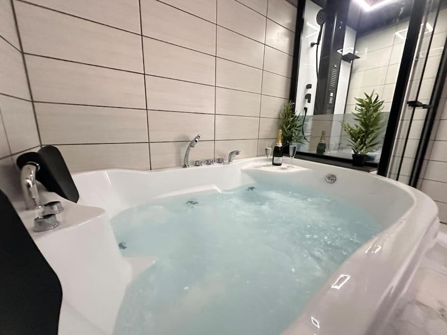 E Servagnat T3 Luxe Avec Sauna Jacuzzi Et Hammam Еперне Екстер'єр фото